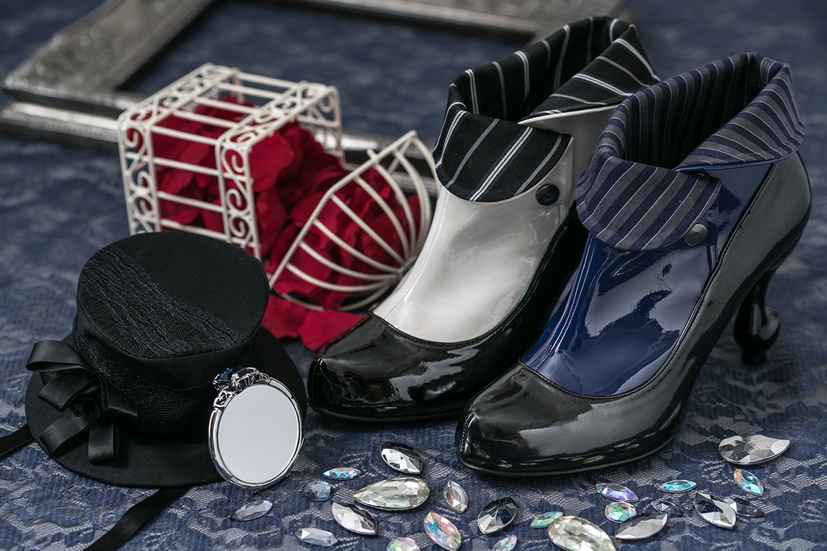 「黒執事 Book of Circus」ショートブーツとミラー。