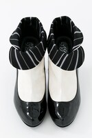 「黒執事 Book of Circus」セバスチャン・ミカエリスモデルのショートブーツ。