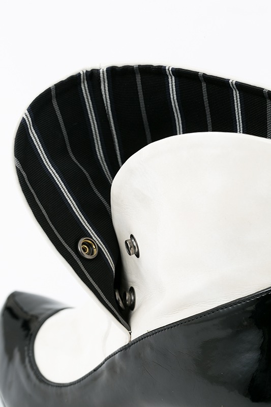 「黒執事 Book of Circus」セバスチャン・ミカエリスモデルのショートブーツ。