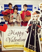 ハイネ・ヴィトゲンシュタイン役の植田圭輔が来店し、グランツライヒ王国衛兵役の2人と記念写真を撮影。