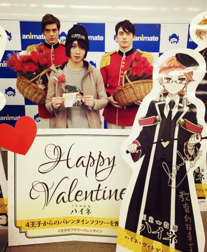 ハイネ・ヴィトゲンシュタイン役の植田圭輔が来店し、グランツライヒ王国衛兵役の2人と記念写真を撮影。