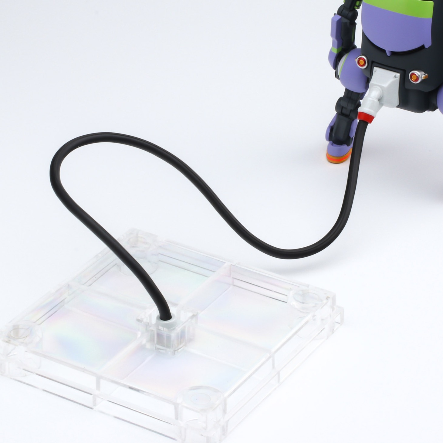 「35メカトロウィーゴ 初号機」アンビリカルケーブルを台座に接続するイメージ。