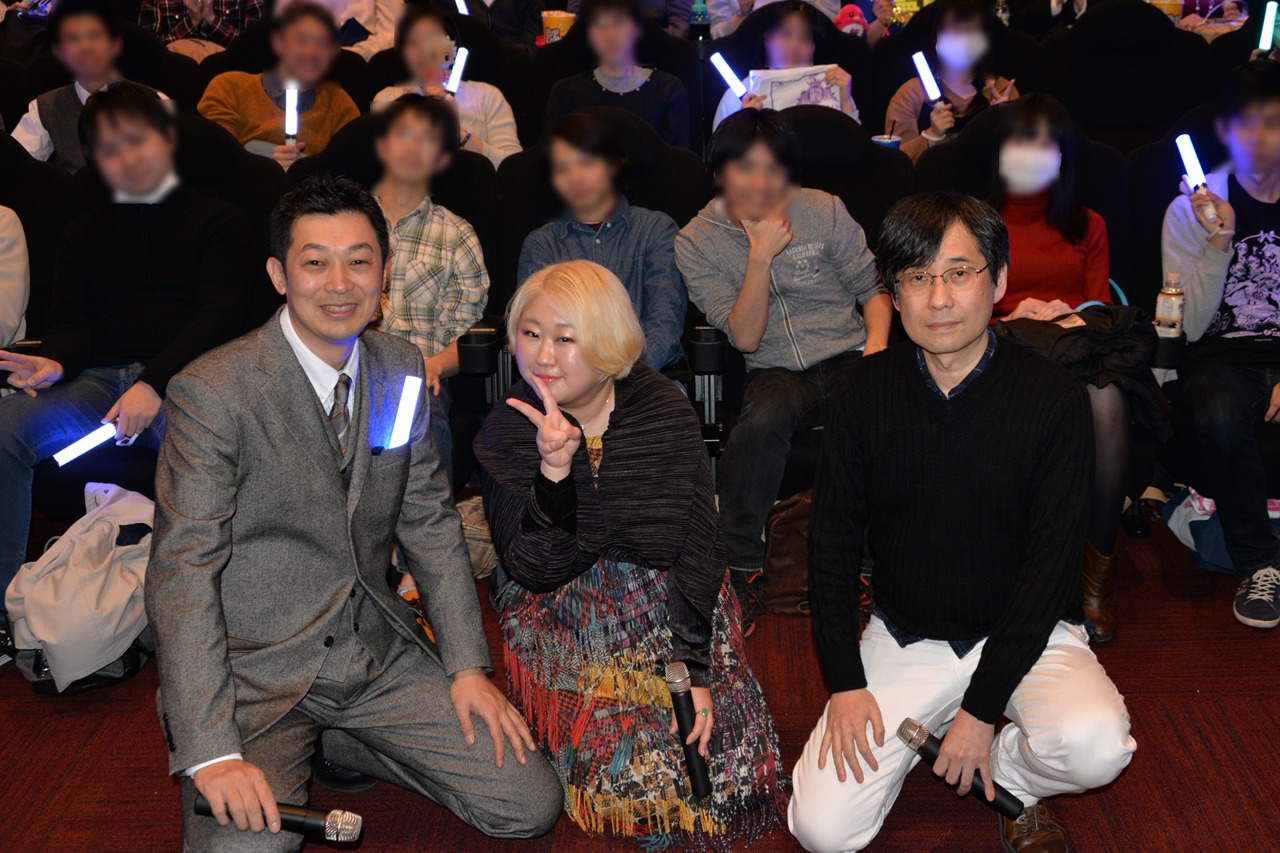 「プリズムの煌めきを、あなたに！夜のプリティーリズム・レインボーライブ4週連続一挙上映会」第1回の様子。写真手前左から菱田正和監督、坪田文、依田健（タツノコプロ）。
