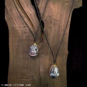 「ベヘリット2017 蝕 メタルコーティング版ペンダント ART OF WAR創業20周年特別版」（左）と「ベヘリット2017 覇王の卵 メタルコーティング版ペンダント ART OF WAR創業20周年特別版」（右）。