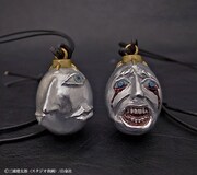 「ベヘリット2017 覇王の卵 メタルコーティング版ペンダント ART OF WAR創業20周年特別版」（左）と「ベヘリット2017 蝕 メタルコーティング版ペンダント ART OF WAR創業20周年特別版」（右）。