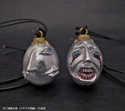 「ベヘリット2017 覇王の卵 メタルコーティング版ペンダント ART OF WAR創業20周年特別版」（左）と「ベヘリット2017 蝕 メタルコーティング版ペンダント ART OF WAR創業20周年特別版」（右）。