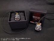 「ベヘリット2017 蝕 メタルコーティング版ペンダント ART OF WAR創業20周年特別版」（左）と「ベヘリット2017 覇王の卵 メタルコーティング版ペンダント ART OF WAR創業20周年特別版」（右）。