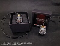 「ベヘリット2017 蝕 メタルコーティング版ペンダント ART OF WAR創業20周年特別版」（左）と「ベヘリット2017 覇王の卵 メタルコーティング版ペンダント ART OF WAR創業20周年特別版」（右）。