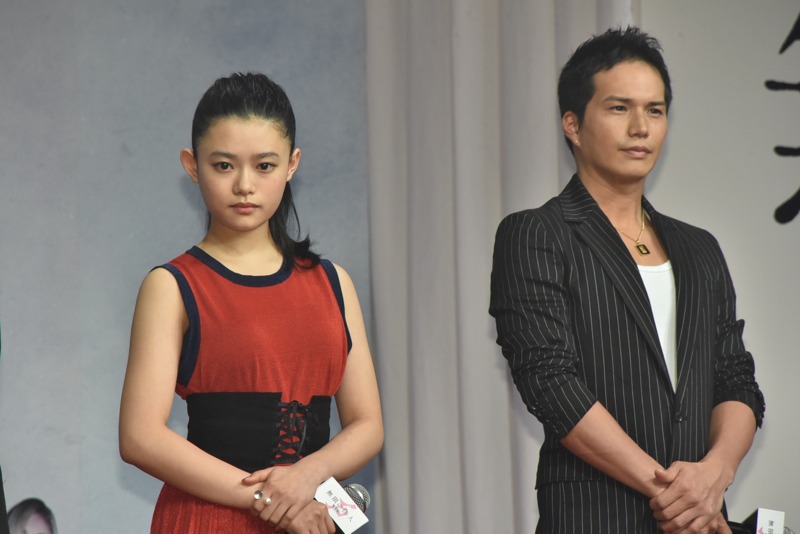 左から杉咲花、市原隼人。