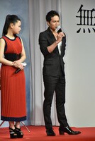 左から杉咲花、市原隼人。