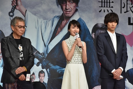 左から三池崇史、戸田恵梨香、福士蒼汰。