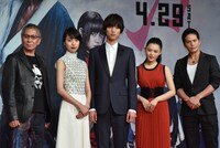 「無限の住人」完成報告記者会見にて、左から三池崇史、戸田恵梨香、福士蒼汰、杉咲花、市原隼人。