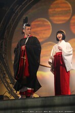 和泉宗兵演じる天神と吉田怜菜演じる真喩。