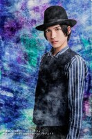 輝馬扮するエミール・ベルナール。