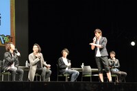 ロードレーサーを盗まれたことを語る滝川英治（右から2番目）。