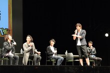 ロードレーサーを盗まれたことを語る滝川英治（右から2番目）。