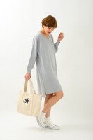 「カットソーワンピース」サックスブルーの着用イメージ。