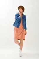 「カットソーワンピース」ピンクの着用イメージ。