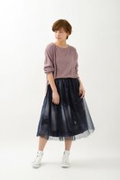 「ライトニットプルオーバー」パープルと、「宇宙柄チュールスカート」の着用イメージ。