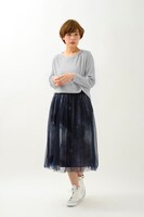 「ライトニットプルオーバー」グレーと、「宇宙柄チュールスカート」」の着用イメージ。