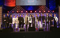 イベント「迷ヰ 犬達ノ宴 其ノ弐」集合写真。 (c)2016 朝霧カフカ・春河35/KADOKAWA/文豪ストレイドッグス製作委員会