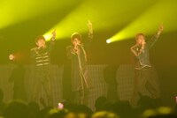 THE DUによるパフォーマンス。