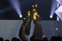 青木カレンとハセガワダイスケによるパフォーマンス。