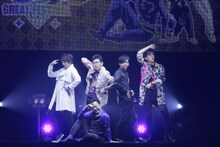 イベントのビジュアルを再現する出演者。高木渉（前列）と後列左から小野大輔、小野友樹、梶裕貴、櫻井孝宏。