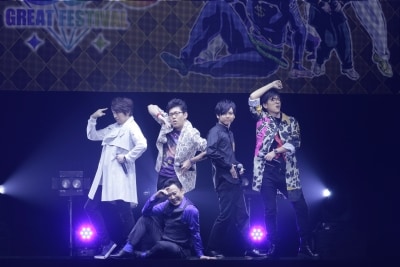 イベントのビジュアルを再現する出演者。高木渉（前列）と後列左から小野大輔、小野友樹、梶裕貴、櫻井孝宏。