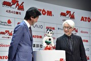 ATOMに話しかける野間省伸社長と手塚眞。