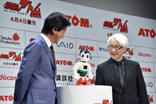 ATOMに話しかける野間省伸社長と手塚眞。