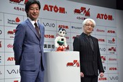 ばっちりカメラ目線のATOM、野間省伸社長、手塚眞。