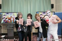 ゴールデンボンバーによる収録の様子。