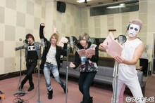 ゴールデンボンバーによる収録の様子。