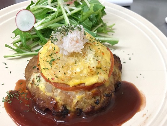 「シャープさんのクラブタルタルハンバーグ定食」（3月6日～11日）
