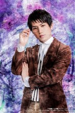 反橋宗一郎扮するアンリ・ド・トゥールーズ・ロートレック。