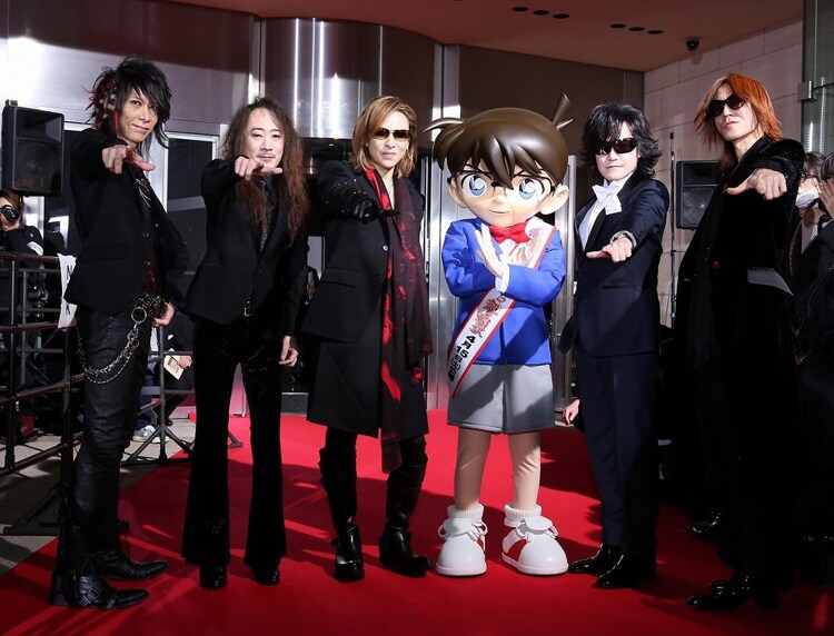 から紅だーっ!! コナンとX JAPAN、紅に染まったカーペットでXポーズ