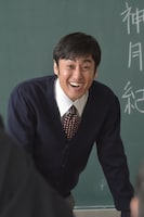 山本博（ロバート）演じる担任。