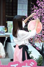 桃の木に絵馬を掛ける山本美月。