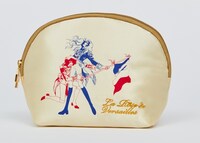 「ベルサイユのばらぴあ」に付録として付くサテンポーチ。 (c)池田理代子プロダクション