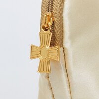 「ベルサイユのばらぴあ」に付録として付くサテンポーチ。(c)池田理代子プロダクション