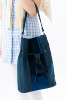 「ユーリ!!! on ICE」コラボバッグ 勝生勇利モデル着用イメージ