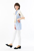 「ユーリ!!! on ICE」コラボパンプス 勝生勇利モデル着用イメージ