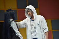 「TEEN×TEEN THEATER『初恋モンスター』」ゲネプロより、左から奥田こころ演じる二階堂夏歩、荒牧慶彦演じる高橋奏。