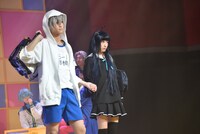 「TEEN×TEEN THEATER『初恋モンスター』」ゲネプロより、左から荒牧慶彦演じる高橋奏、奥田こころ演じる二階堂夏歩。