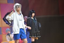 「TEEN×TEEN THEATER『初恋モンスター』」ゲネプロより、左から荒牧慶彦演じる高橋奏、奥田こころ演じる二階堂夏歩。