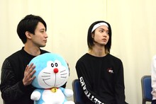 ドラえもんを小越から奪い膝に乗せる陳内将。