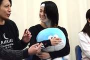 囲み取材の様子。