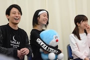 囲み取材の様子。