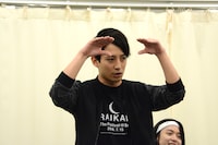 スネ夫の髪型を説明する陳内将。